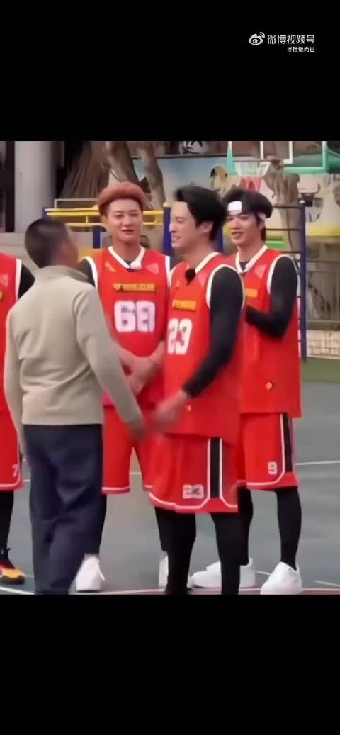 王鹤棣毕业快乐，少年感宇宙闪烁团校草级亮相