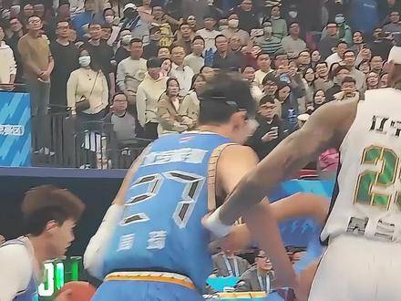 赵睿手握周琦说明书，带队强势出击！