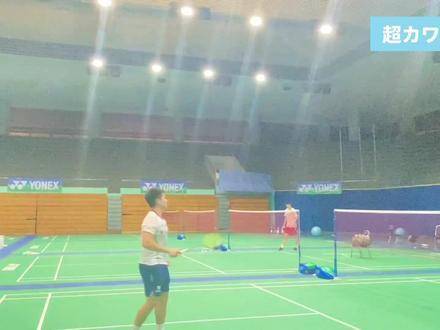 来欣赏一下 的杀球动作