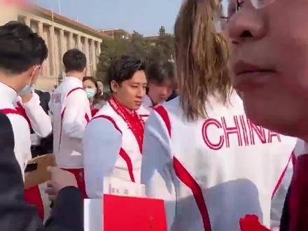 谷爱凌苏翊鸣等冬奥健儿同框领奖