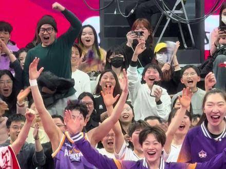 小孩姐单挑两小将，一记命中引爆全场，球员观众齐欢呼