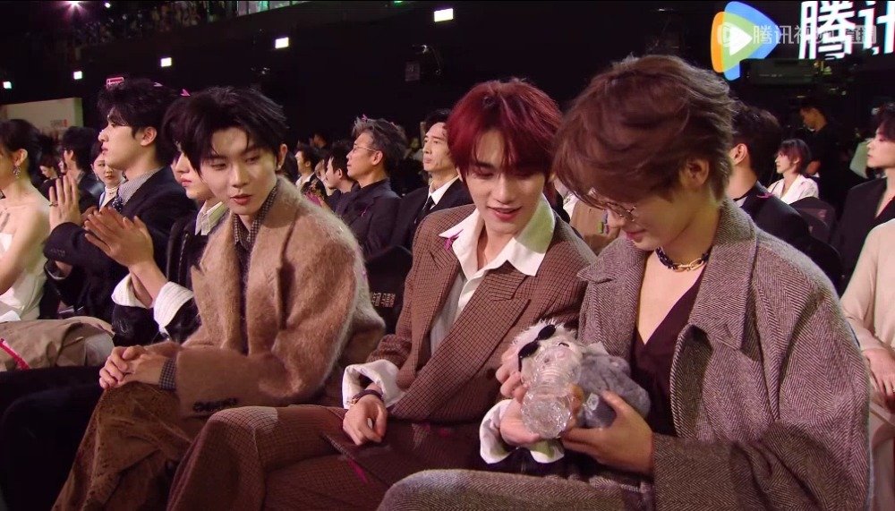 丁程鑫 张真源把刘耀文哇哇照顾的很好，哈哈哈丁丁程鑫喂水，张真源抱着哄