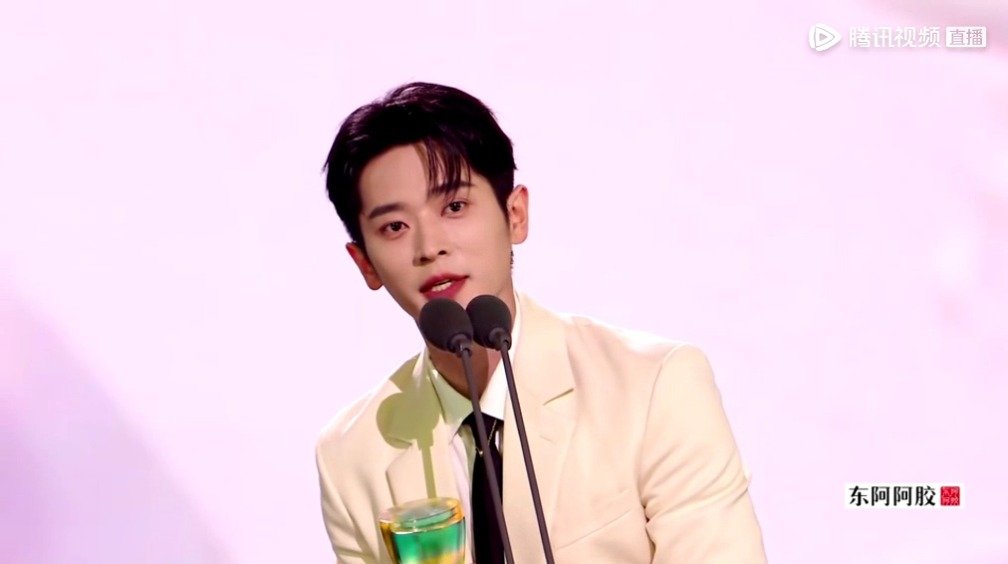 丞磊获星光大赏年度飞跃艺人,与李兰迪王玉雯互让C位