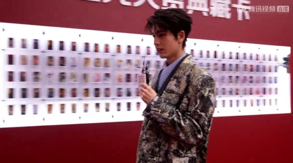 张凌赫星光大赏后台直播抽中祖儿小卡，玩套圈游戏被赞适合演疯魔霸总