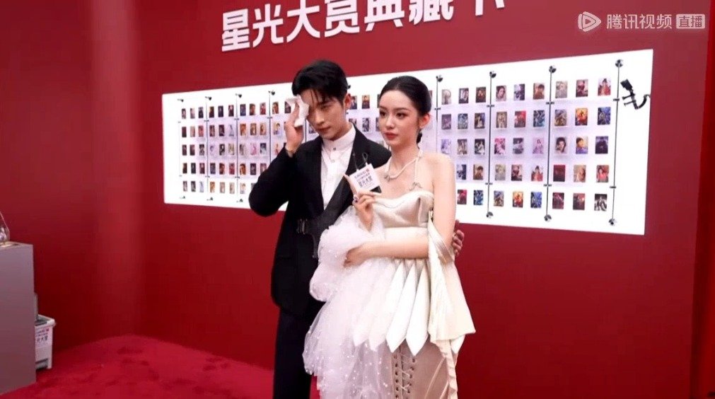 丞磊星光大赏后台直播cut 西装贵公子热的不行了 周也丞磊后台合照