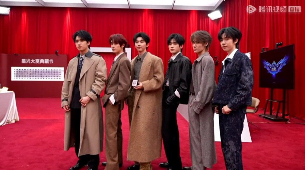 时代少年团星光大赏后台直播cut 一起用耀文站姿拍拍立得！帅的整整齐齐