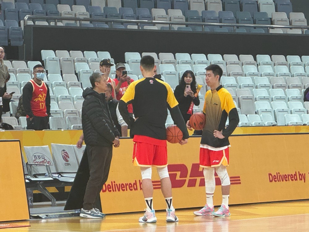 来考察谁？男篮主帅郭士强现身广厦上海比赛现场