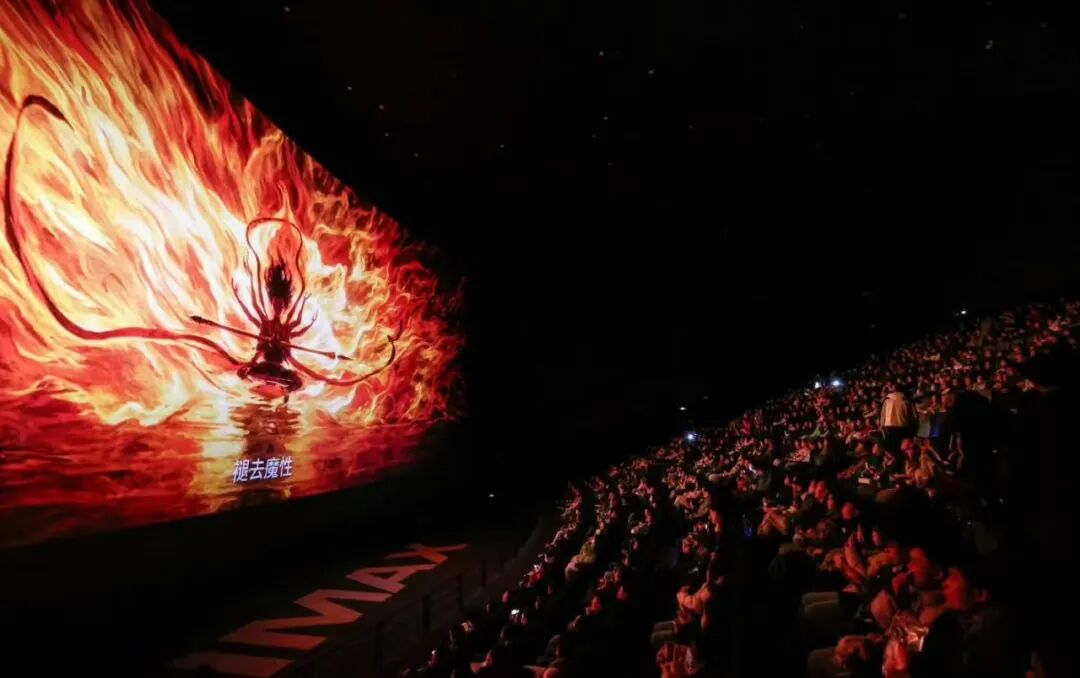 这届观众，花上百元进影院“挨打”