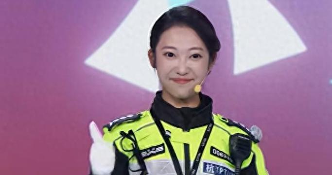 “兔子警官”李语蔚入围！因执勤视频在网络上走红，可以熟练驾驶500斤的警用摩托车