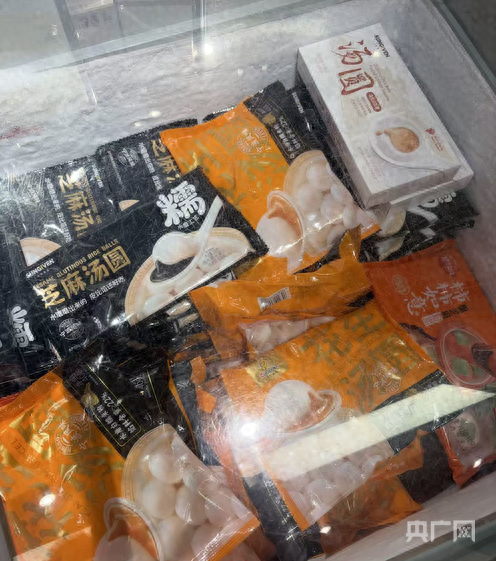 黑芝麻口味汤圆成为货架主流（央广网见习记者 蔡雨煊 摄）