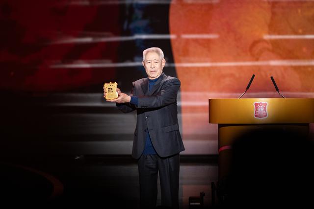 3月23日，中国篮球名人堂入堂人物“中国篮球先行者”吴成章的儿子吴忻水在入堂仪式上代领徽章。新华社记者 陈钟昊 摄