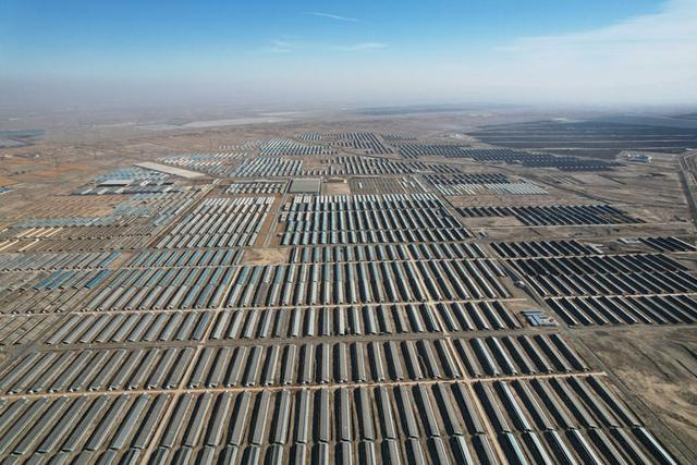 这是2025年11月15日在甘肃省酒泉市肃州区拍摄的戈壁设施农业产业园（无人机照片）。新华社记者 张智敏 摄