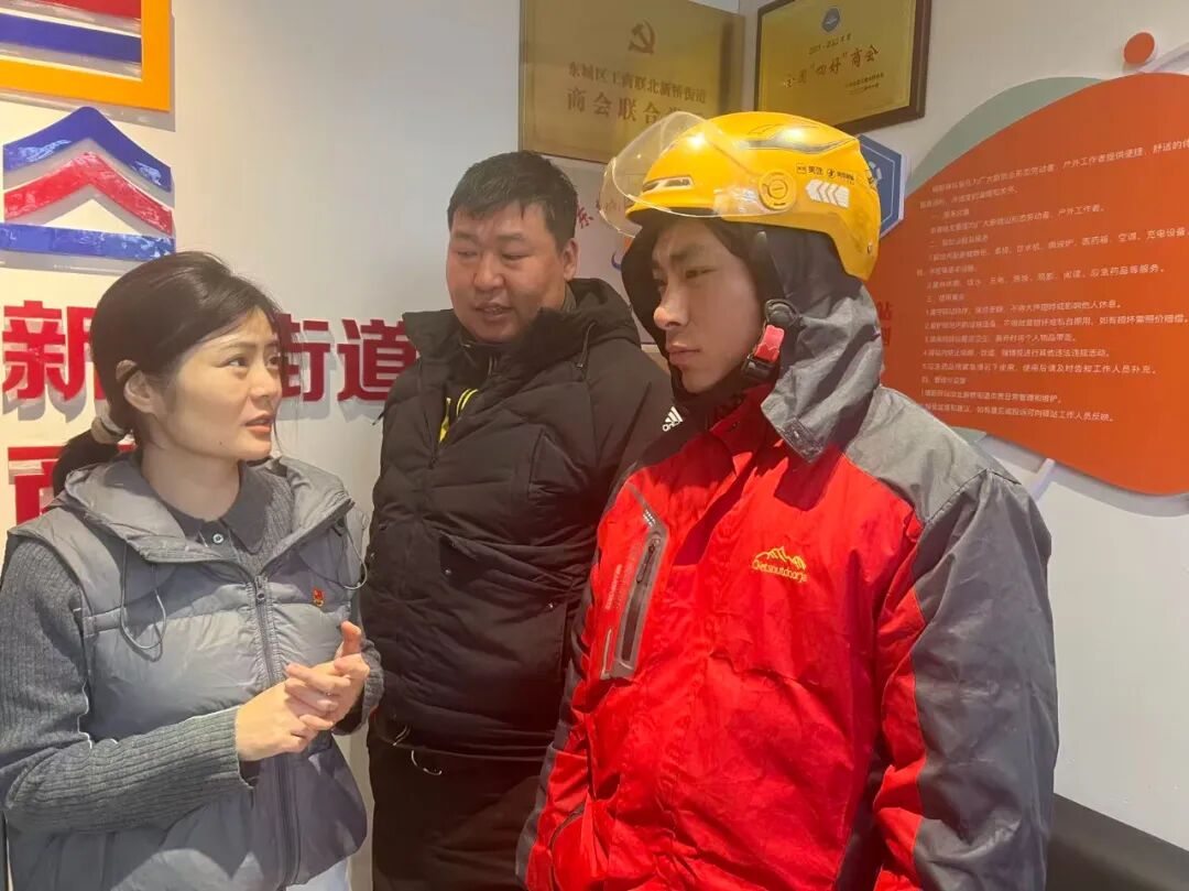 付楠楠（左）与骑手交流