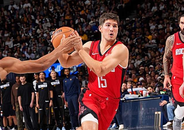 3射手轰16记三分，火箭队换持球核心 申京让球权变辅助 当好传球手