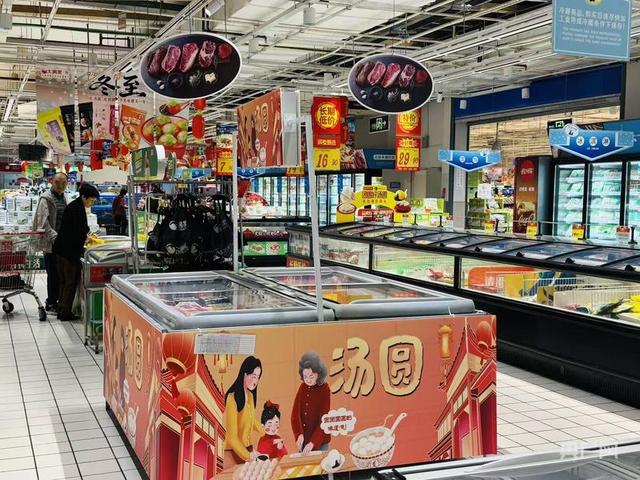 超市内的汤圆货架（央广网记者 吴馨骅 摄）