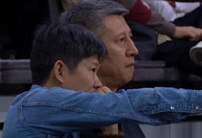 郭士强观战！广东男篮3分险胜，CBA最新排名乱了！3队全胜，4队0胜