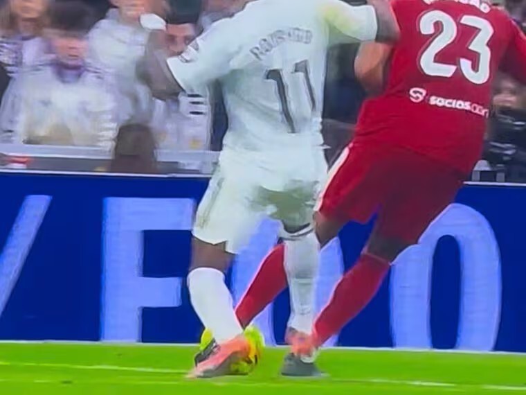 裁判专家：罗德里戈踢对方脚后跟，应该被罚下
