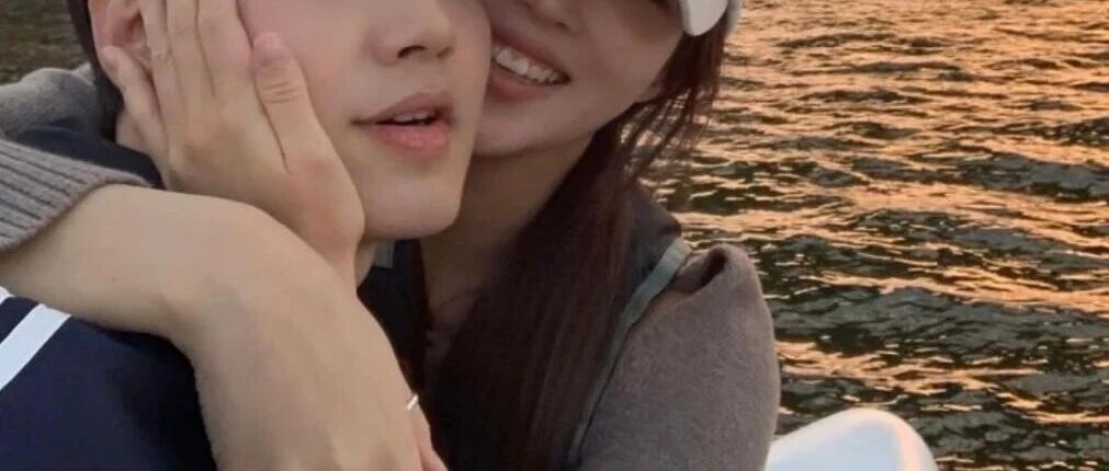 一脚踹了丑前夫后她终于治好了恋老癖？官宣01年奶狗，姐要当萧亚轩接班人吧...