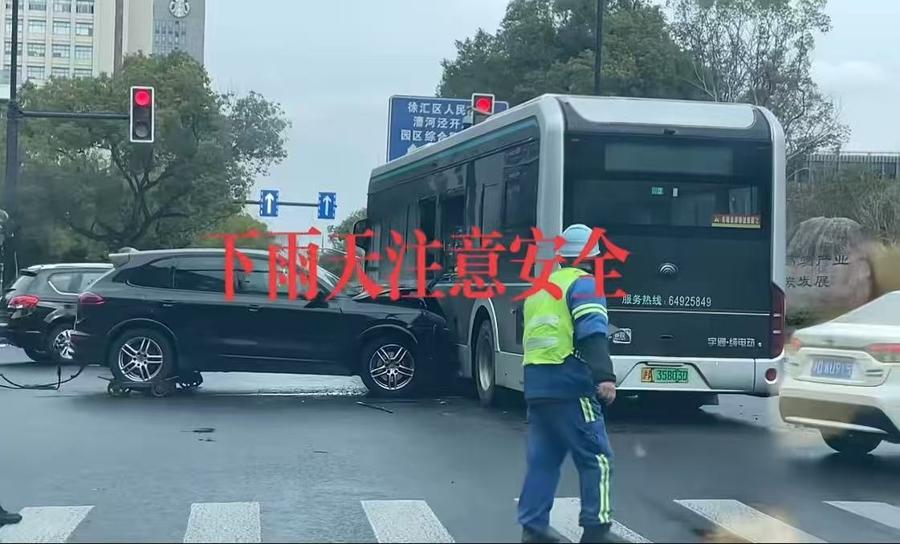 上海一路口：SUV拦腰撞上公交车，乘客受伤送医