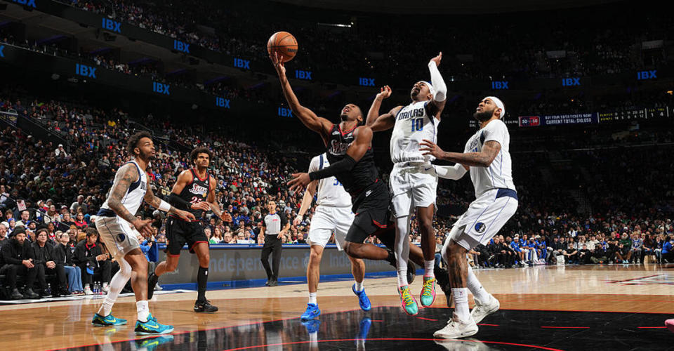 马克西38分埃奇库姆26分 76人121-114独行侠