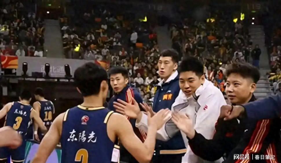 徐杰断球反击命中三分，引爆全场杜锋拍手叫好