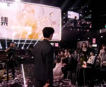 2025.12.21腾讯星光大赏王玉雯摔出名场面《地球超新鲜》全团合唱