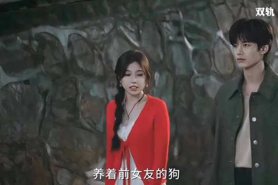 姜暮听店员说靳朝结婚了，家里有位女士开始着急了