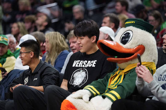 杨瀚森现身开拓者主场观战林葳大学比赛