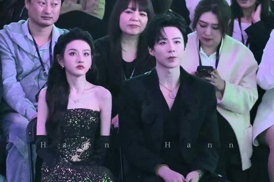 宋祖儿刘宇宁星光大赏互动整理头发被抓包