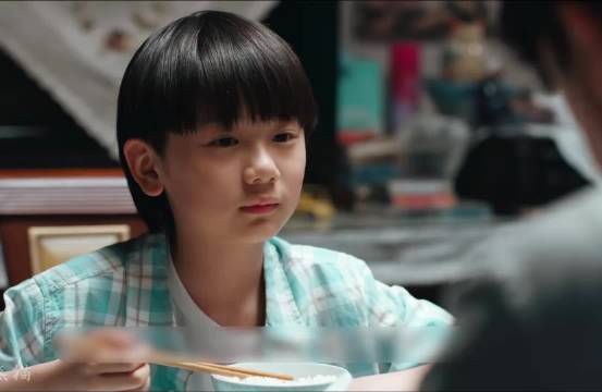男孩敲碗用摩斯密码传消息，张译王俊凯新剧引关注