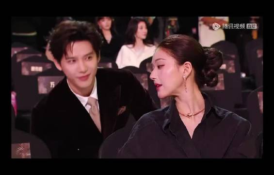 阿音和小神君重逢了，他俩都是会为彼此得奖而开心的好宝赵露思 ✘王安宇