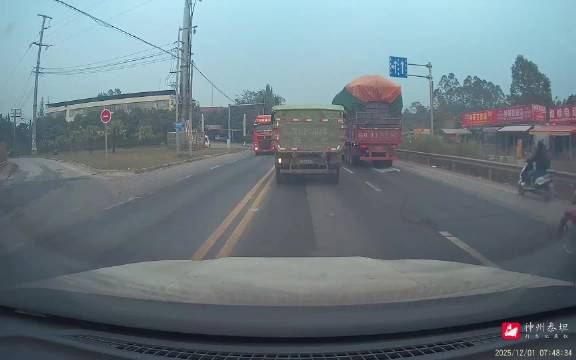 大货车密集路段现横穿现象