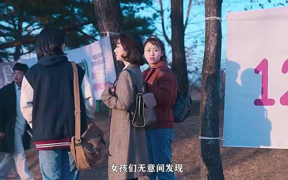 女孩无意间发现，班上最穷的学生竟然坐着豪车离开