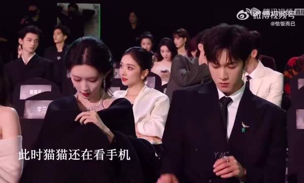 王影璐澄清未抢座位，称按贴名落座