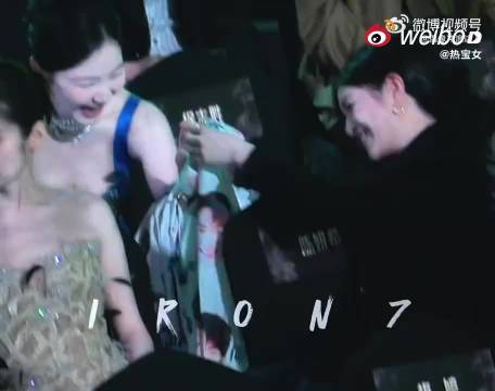 金靖转赠周柯宇大头衣给陈妍希，现场逗趣互动