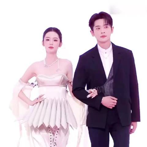 丞磊晒与白鹿周也合照，厨神CP再同框