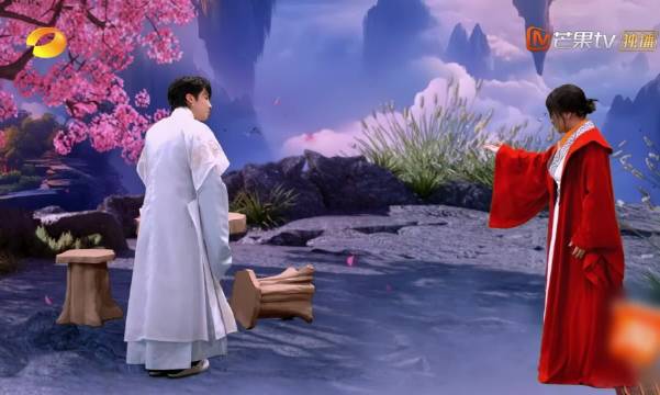 丁程鑫片场忙碌递道具提醒台词