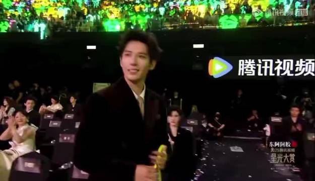 《现在就出发》获年度最受欢迎节目组合，王安宇代表领奖