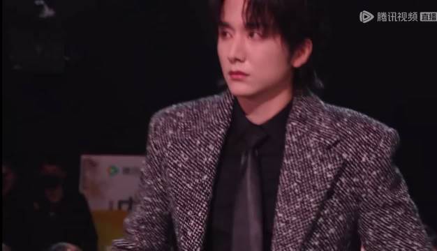 张新成刚抬屁股，就被王玉雯拽回来了