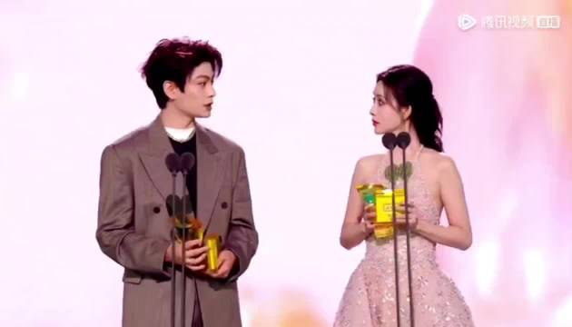 丁禹兮星光大赏获奖称愿做观众追剧饭搭子