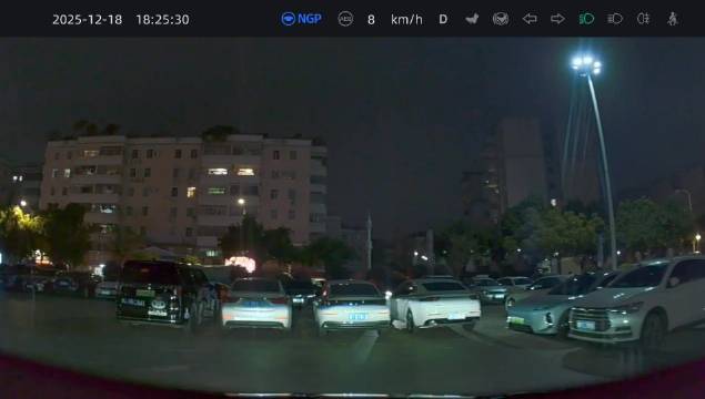 小鹏NGP攻克园区回头弯难题，极氪009夹击下成功通过