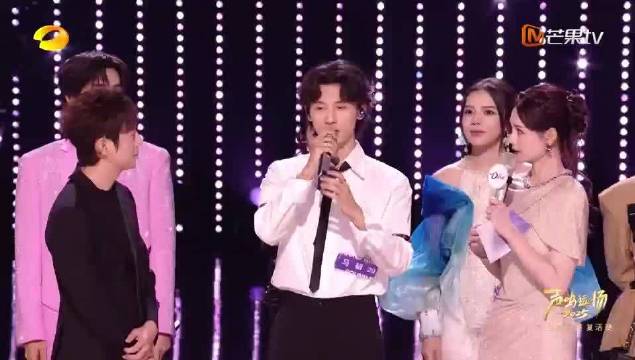 那英直播口误华晨宇急纠正，声鸣远扬导师互动引关注