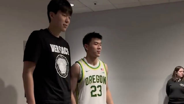 赛后林葳与杨瀚森合影留念！