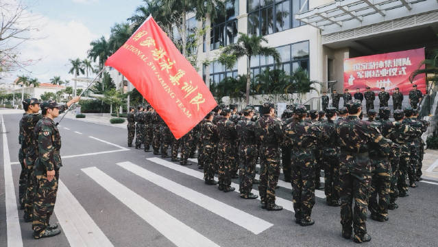 国家游泳集训队军训结业，潘展乐展现成果