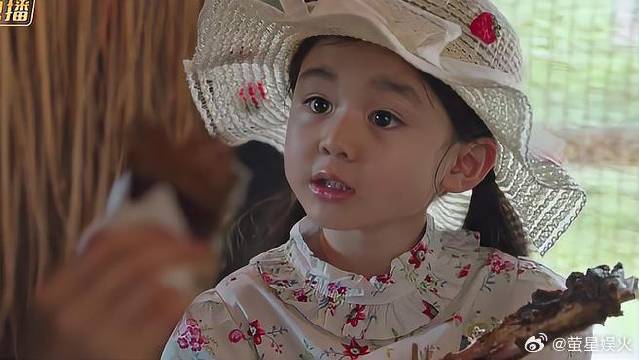 红豆糙式带娃，下秒就遭姐姐制裁，场面太逗