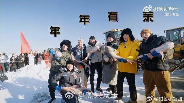 鹿晗五哈花絮转手绢显身手，年夜饭赶集年味浓