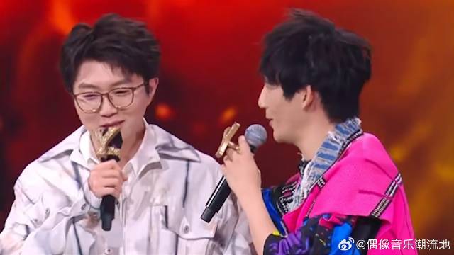 毛不易真是太会捧了！ 大张伟不断自夸，他还在一旁附和