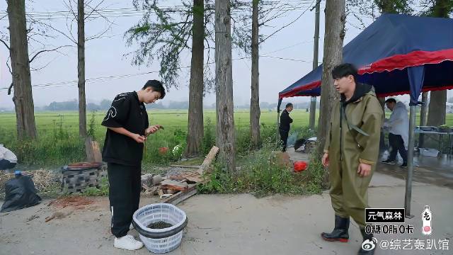 赵小童真坏啊，拿着黄鳝追着鹭卓跑，给鹭卓都要吓尿了！