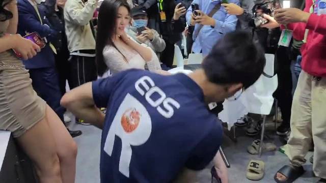 车展没一个在认真拍车的