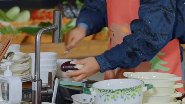 贾冰被网友吐槽做菜太粗鲁：我得听话，现在茄子都削皮了！